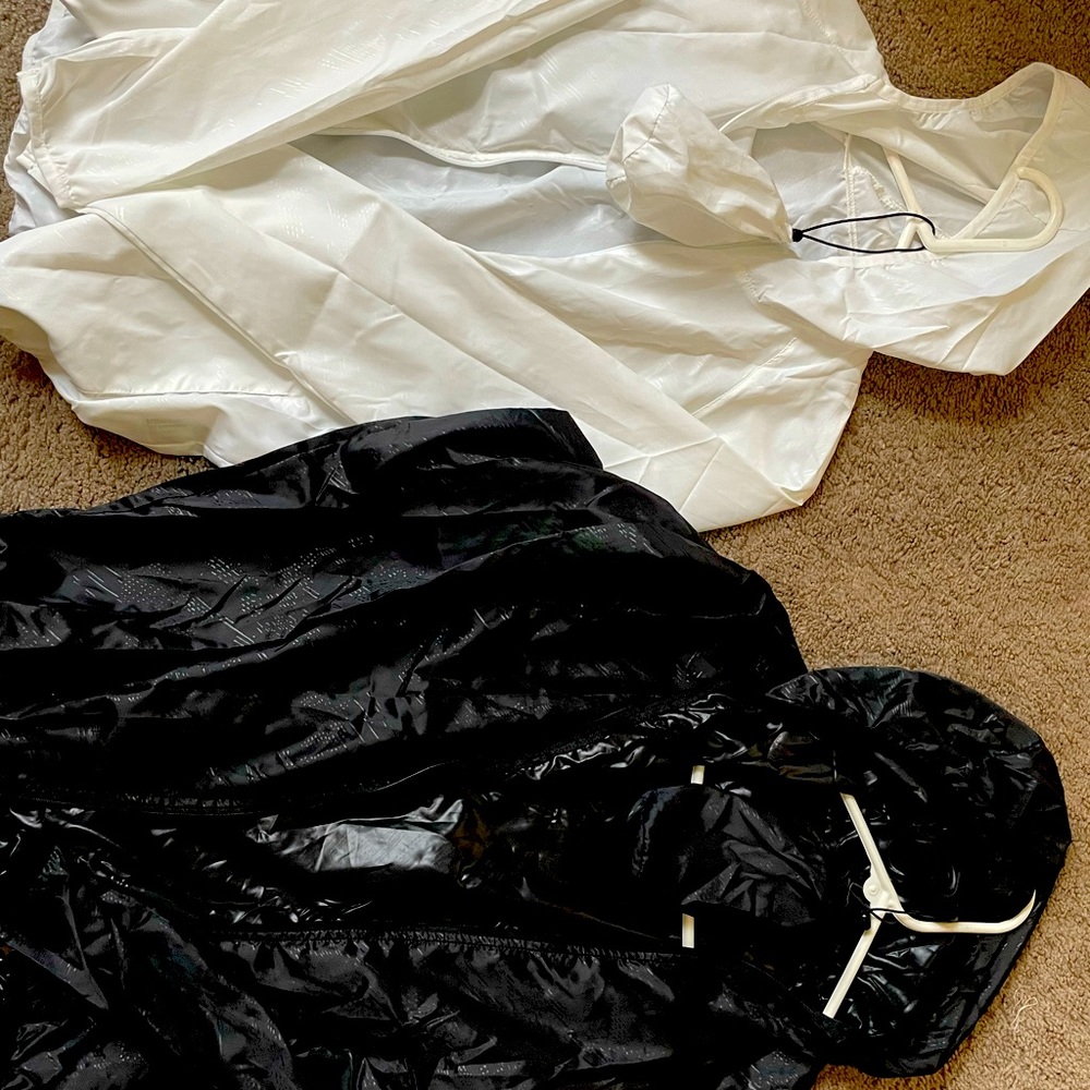 To go jackets in a bag! Thin comfortable hooded jackets with pockets inside!